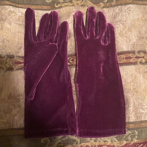 Ladies Purple Velvet Gloves - Picture 1 of 5